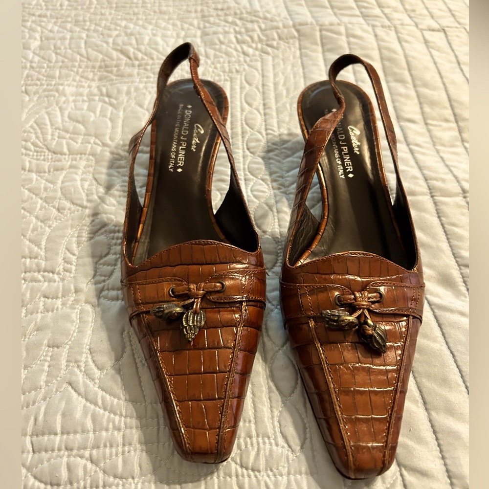 Italian made Donald Pliner in size 7.5 (MO75)original box & shoe bags included.